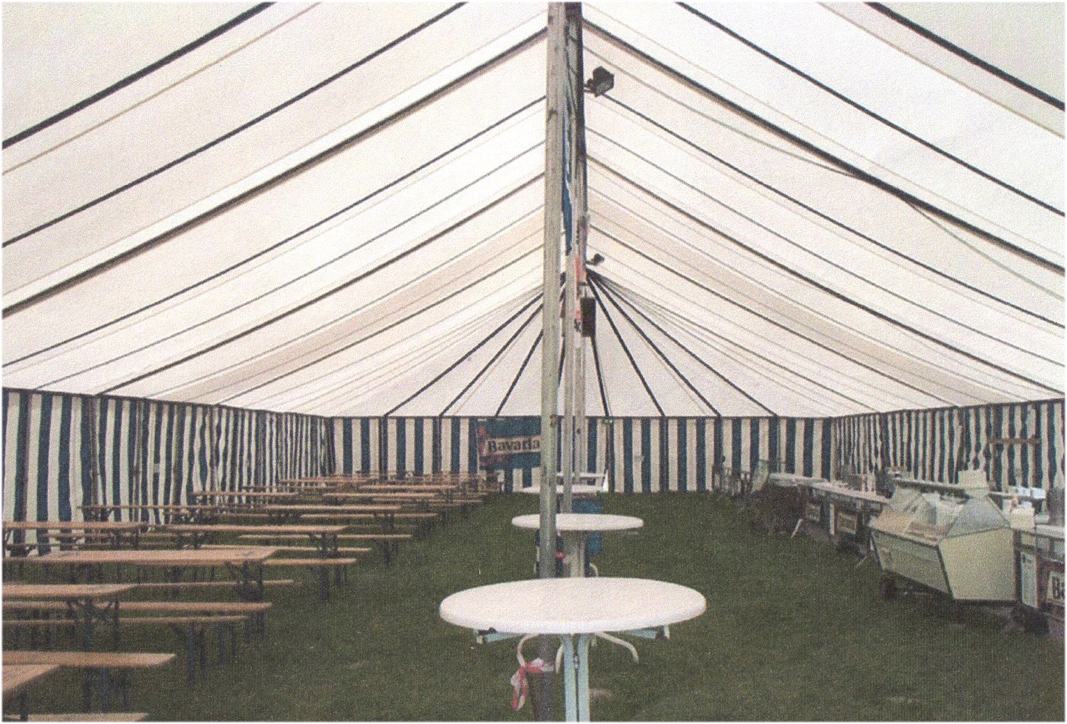 samen eten in de grote tent